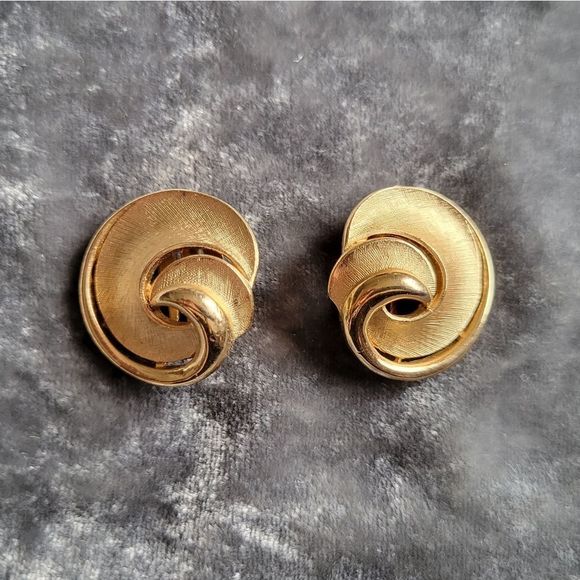 Trifari Vintage Earrings Clip-on Goldtone Comet Swirls
